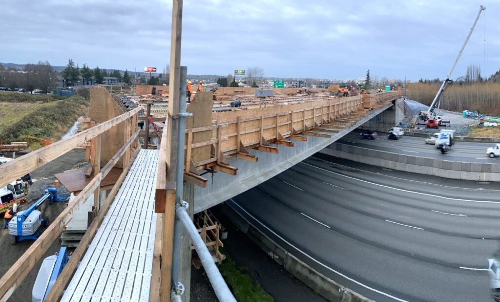 Hydraulic jack system under engineered load test for WSDOT project